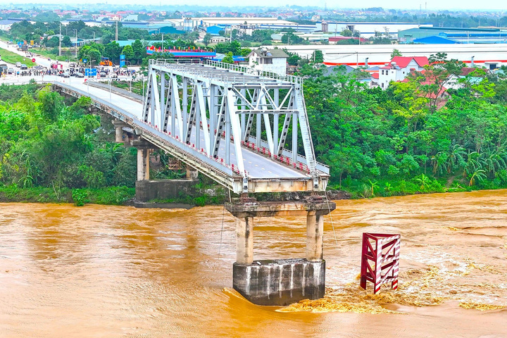 Hiện trường vụ sập cầu Phong Châu xảy ra hôm 9/9. Ảnh: Báo Giao thông