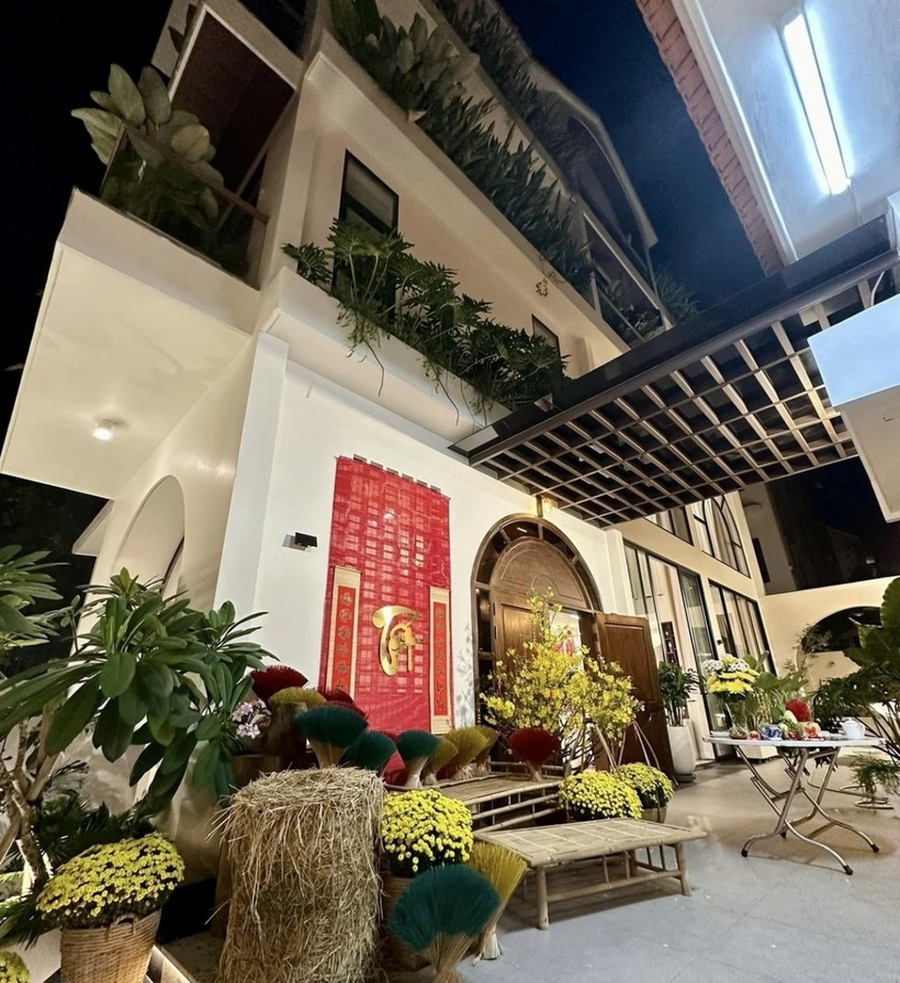 Vào ngày 11/10, vợ chồng Vân Trang chào đón em bé thứ 4. Trên trang cá nhân, vợ chồng Vân Trang vui mừng thông báo tin vui, đồng thời tiết lộ em bé có tên thân mật là Q Junior.