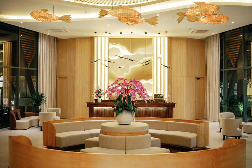 Sắc màu hoàng tộc ngập tràn khắp nơi - một góc của sảnh khánh tiết