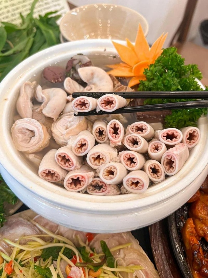Ăn nhiều lòng chát có thể làm tăng lượng cholesterol trong máu, gây xơ vữa động mạch, ảnh hưởng đến lưu thông máu, bao gồm cả lưu thông máu đến cơ quan sinh dục. Ảnh minh họa