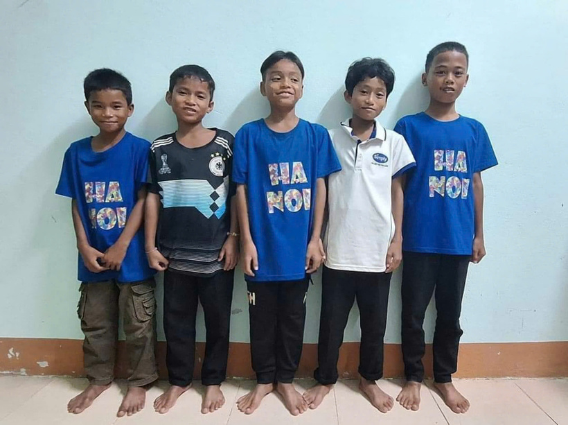 Nhóm 5 học sinh có hành động dũng cảm. (Ảnh: Người lao động)