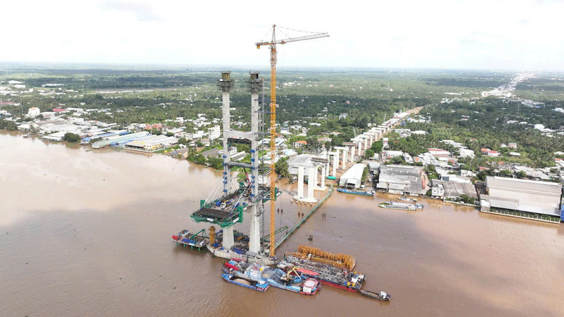 Các đơn vị huy động tối đa nhân lực, máy móc thi công 3 ca, 4 kíp quyết tâm đưa Dự án về đích trước tiến độ