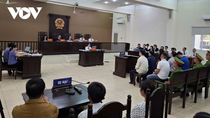Toàn cảnh buổi xét xử vụ cháy quán karaoke An Phú, 32 người chết. (Ảnh: VOV)