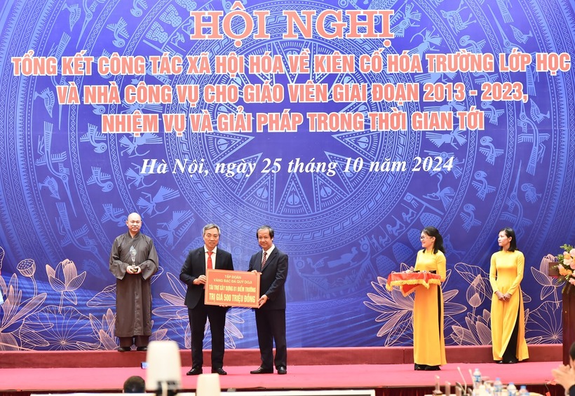 Bộ trưởng Bộ GD&ĐT Nguyễn Kim Sơn nhận các tài trợ xây dựng điểm trường của các tổ chức, cá nhân. Ảnh: Người đưa tin