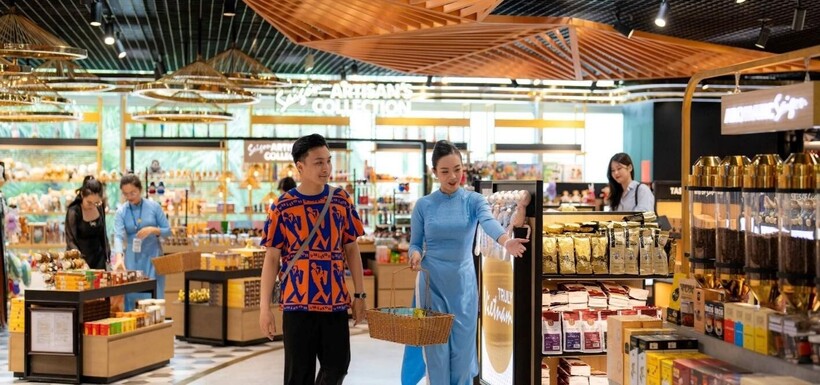 Sự kết hợp giữa sản phẩm chất lượng, không gian mua sắm tiện nghi, sang trọng và dịch vụ tận tâm đã giúp những thương hiệu bán lẻ của SASCO khác biệt,hấp dẫn khách hàng.