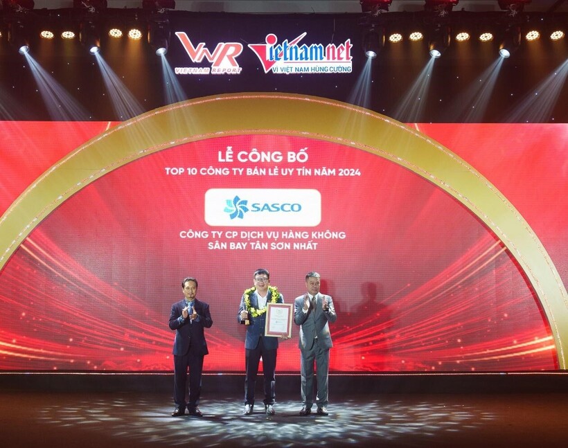 Ông Vũ Lê Quân, Chánh Văn phòng, đại diện SASCO SASCO đón nhận vinh danh Top bán lẻ Uy tín 2024