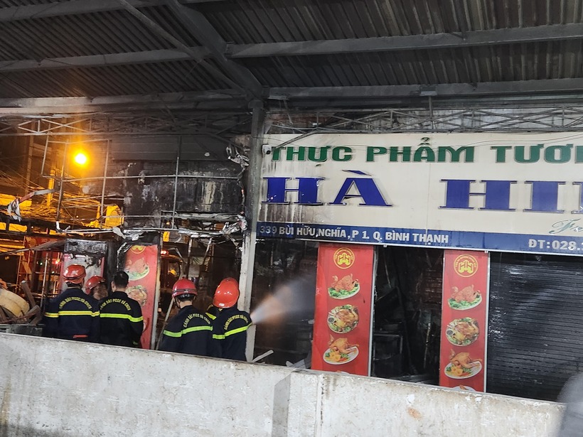 Lực lượng chức năng nỗ lực dập tắt ngọn lửa. Ảnh: Pháp luật TP.HCM