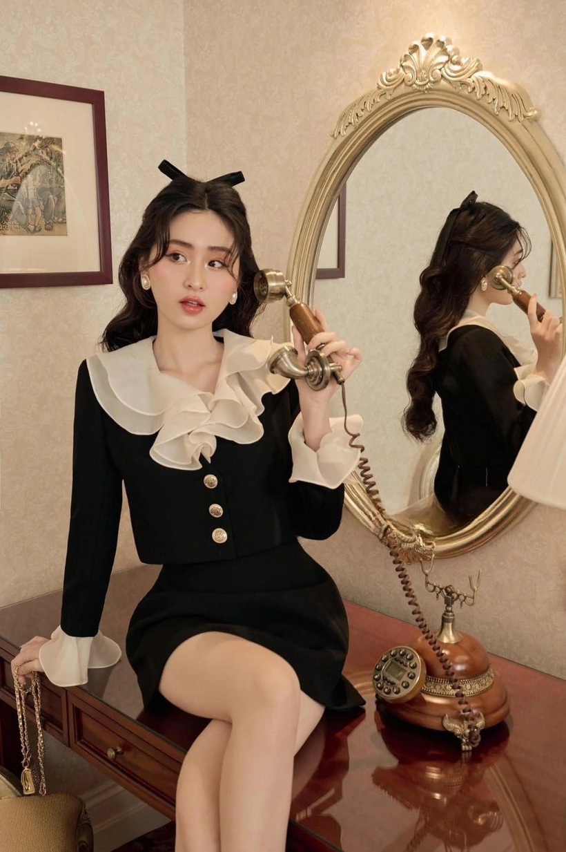 Những món phụ kiện nhỏ như băng đô, kẹp tóc ngọc trai, dây chuyền thanh mảnh, khuyên tai nhỏ xinh đều có thể giúp bạn trông sang trọng hơn.