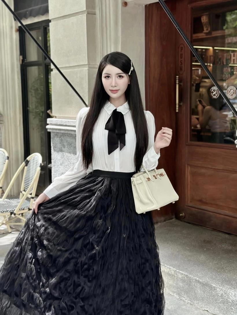 Váy dài, màu sắc trung tính là lựa chọn phù hợp.