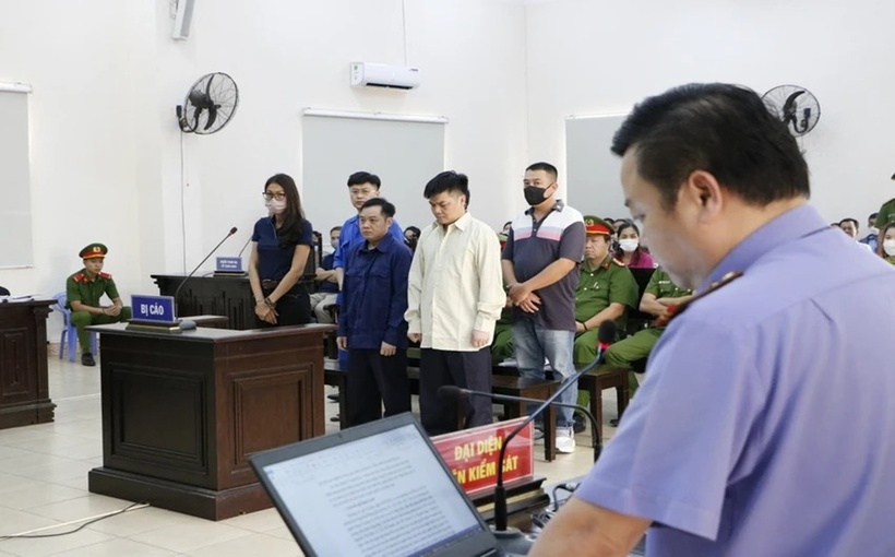 Đại diện VKS công bố bản luận tội đối với 6 bị cáo. (Ảnh: PLO)