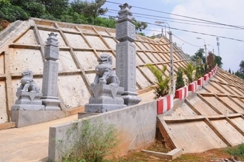 Cổng vào khu lăng mộ. Ảnh: Vietnamnet