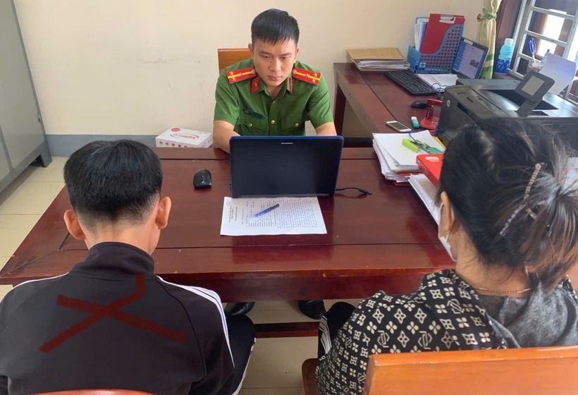 P.T.N. (áo đen) tại cơ quan công an. Ảnh: Báo Giao thông.