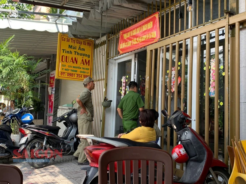 Công an kiểm tra Mái ấm tình thương Quan Âm (quận 12, TPHCM). Ảnh: SGGP