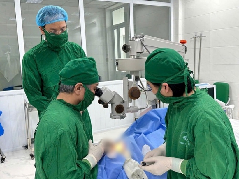 Các bác sĩ mổ cấp cứu bệnh nhân bị vỡ nhãn cầu. Ảnh: Sức Khỏe & Đời Sống