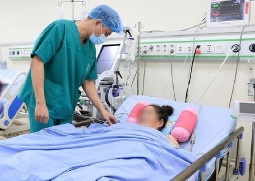 Bác sĩ thăm khám cho người bệnh. Ảnh: Pháp Luật và Xã Hội