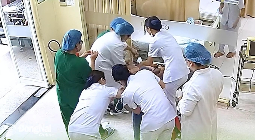 Các bác sĩ, điều dưỡng tập trung cấp cứu cho bệnh nhân. Ảnh: Báo Đồng Nai