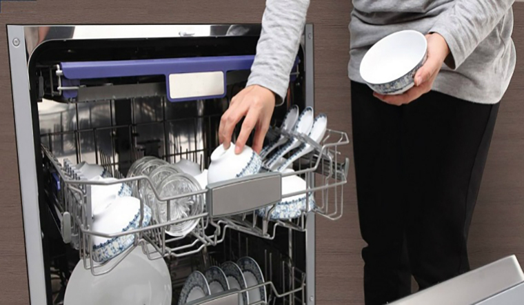 Đảm bảo bát đĩa được xếp gọn gàng, không chặn các cánh quạt hoặc vòi phun nước