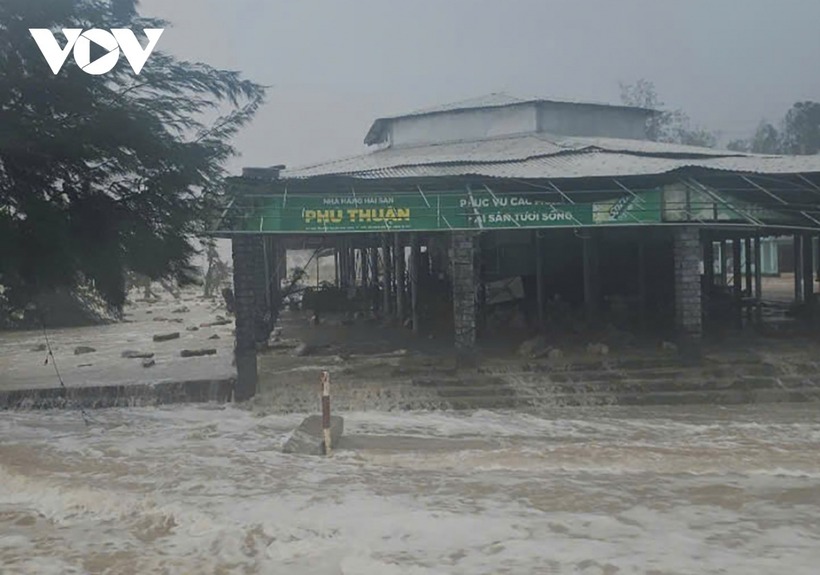 Sóng lớn, nước biển tràn vào bờ. Ảnh: VOV