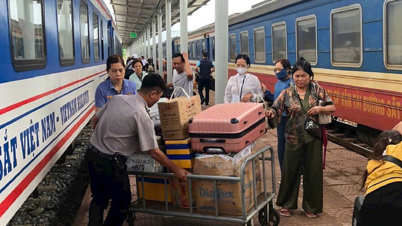 Chuyển tải hành khách tại ga Đông Hà. Ảnh: VnExpress