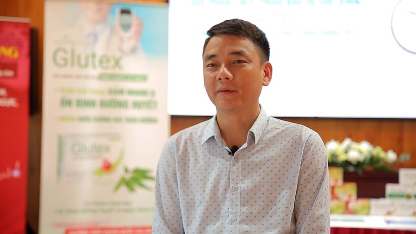 Anh Văn đại diện nhà thuốc trả lời phỏng vấn trong tọa đàm