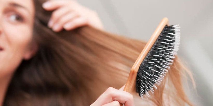 Nên chọn lược răng thưa hoặc lược gỡ rối để gỡ rối tóc ướt mà không làm mất nếp tóc.