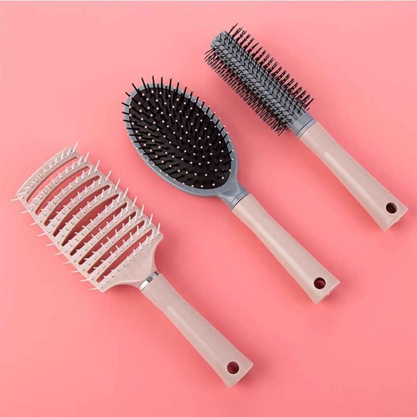 Một chiếc lược phù hợp không chỉ giúp bạn gỡ rối và tạo kiểu tóc dễ dàng mà còn góp phần massage da đầu, kích thích tuần hoàn máu, giúp tóc chắc khỏe và bóng mượt hơn.