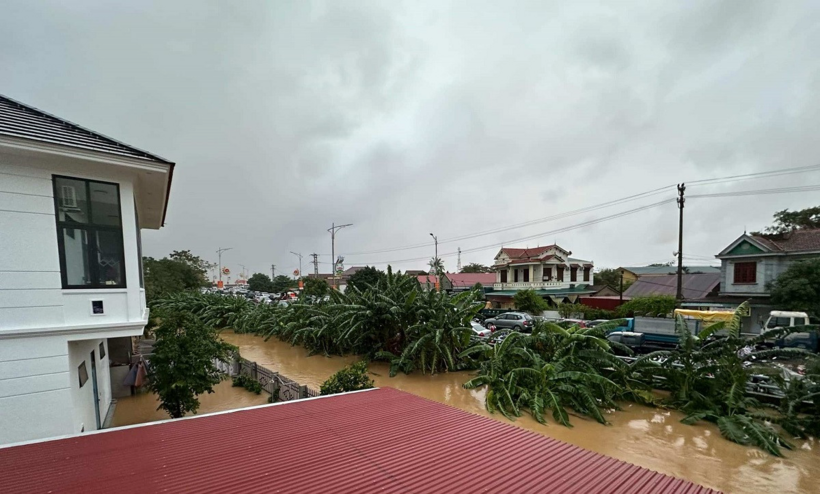 Cảnh ngập sâu ở chân cầu Kiến Giang, huyện Lệ Thủy
