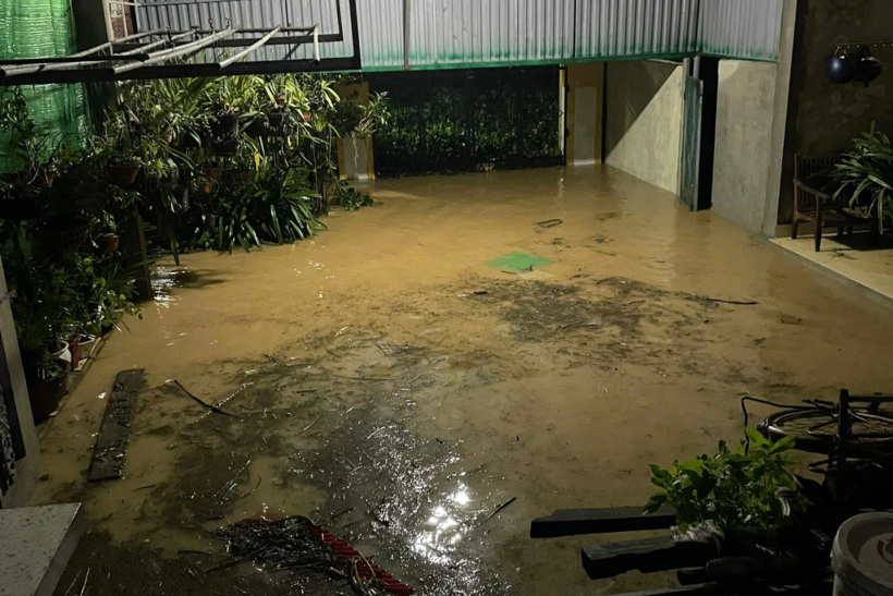 Nước lũ kèm theo rác, cành cây tràn vào nhà dân tại xã Lộc Thủy, huyện Lệ Thủy.