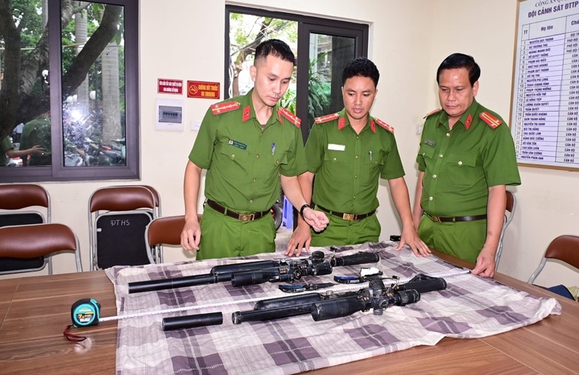 Công an thu giữ tang vật của vụ án.