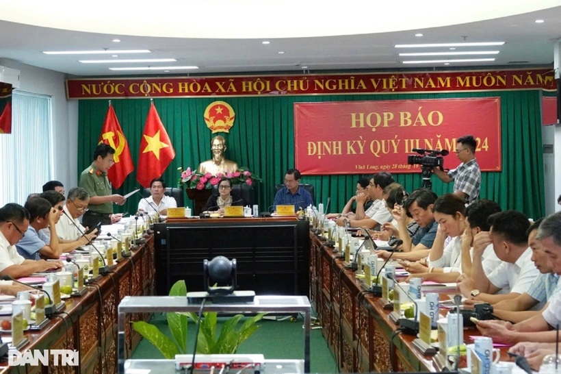 Đại diện Công an tỉnh Vĩnh Long trả lời tại buổi họp báo. Ảnh: Dân Trí