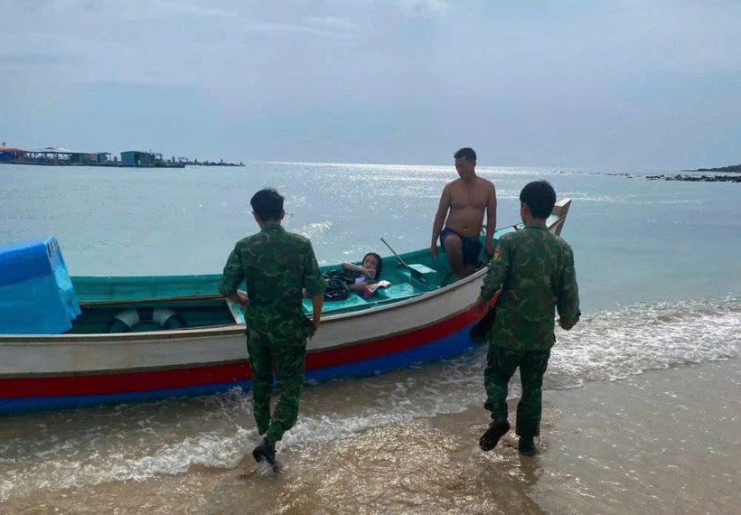Lực lượng chức năng đưa nữ du khách vào bờ sau 12 giờ lênh đênh trên biển. Ảnh: VietNamNet