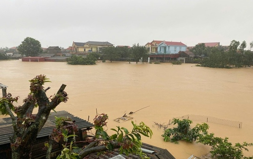 Sông Kiến Giang (huyện Lệ Thủy, Quảng Bình) dâng cao trong mưa lũ. (Ảnh: Thanh niên)