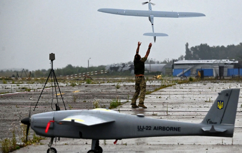 Binh sĩ Ukraine phóng một chiếc UAV. Ảnh: Reuters