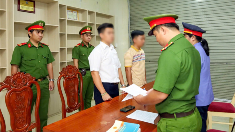Hai bị can bị khởi tố để điều tra về tội Nhận hối lộ. Ảnh: Lao Động