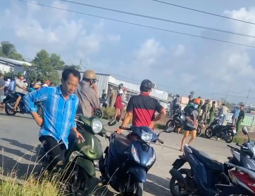 Nhiều người dân theo dõi cảnh sát khám nghiệm hiện trường vụ án mạng. (Ảnh: Dân Việt)