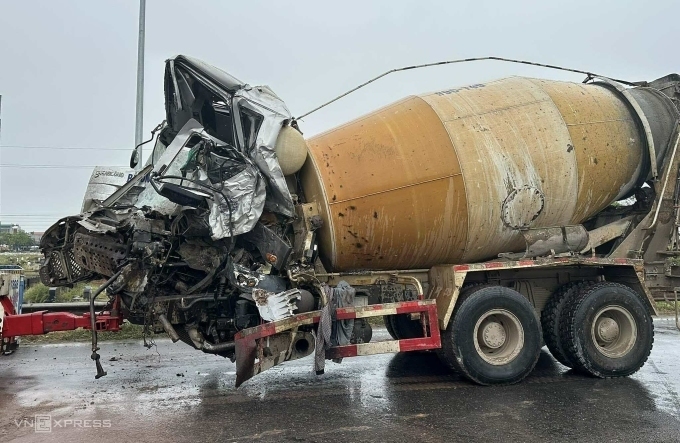 Xe bồn nát bét đầu tai nạn liên hoàn sáng 28/10. (Ảnh: VNE)