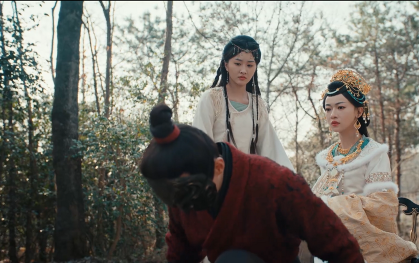 Người đàn ông tỏ ý muốn cõng Mi Lâm đi tiếp, không để lễ thắp đèn bị phá hỏng.