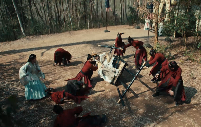 Người của tướng quân Tây Yên dàn cảnh muốn Mi Lâm ngã kiệu, phá hỏng nghi lễ.