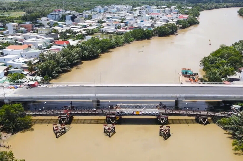 Cầu sắt 50 tuổi đang xuống cấp nằm liền kề cầu Long Kiểng mới. (Ảnh: VietnamNet)