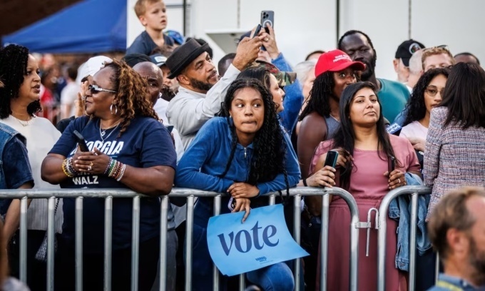 Những người tham dự cuộc vận động tranh cử của Phó tổng thống Kamala Harris ở Clarkston, Georgia, hôm 24/10. Ảnh: WSJ