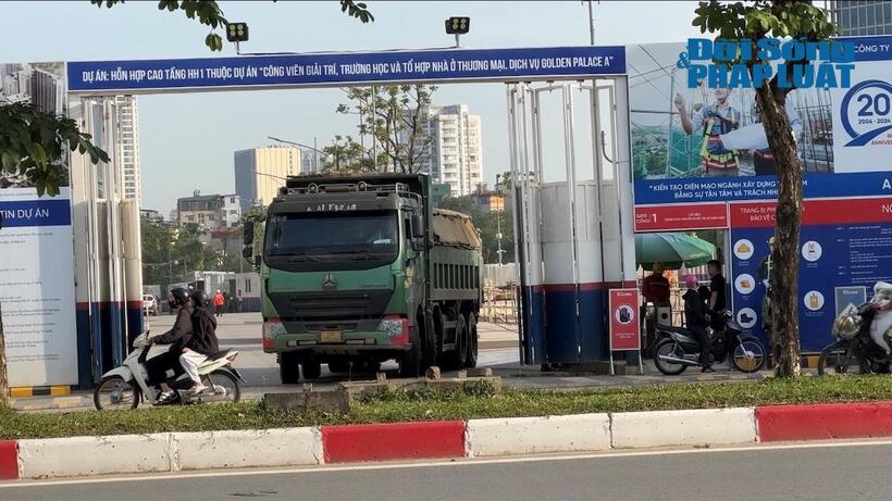 Mỗi ngày, có lượng lớn xe HOWO ra/vào Dự án Công viên giải trí, trường học và tổ hợp nhà ở, thương mại, dịch vụ Golden Palace A để chở vật liệu xây dựng