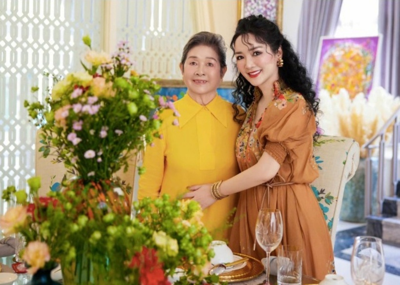 Niềm vui của cô là sau những giờ làm việc căng thẳng là được về nhà chăm chút nhà cửa, cắm hoa, nấu ăn, trò chuyện với mẹ…