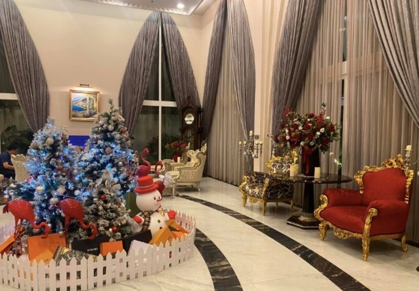 Phòng khách vô cùng rộng rãi với sức chứa khoảng 200 người. Đây là nơi Giáng My thường tổ chức tiệc vào các dịp lễ, Tết hay sinh nhật, mời bạn bè là doanh nhân, nghệ sĩ tới chơi.