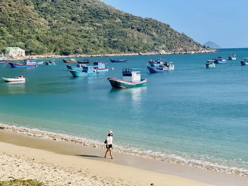 Làng chài Ninh Vân là một điểm đến lý tưởng cho những ai muốn tìm về sự bình yên, tránh xa ồn ào của cuộc sống hiện đại.