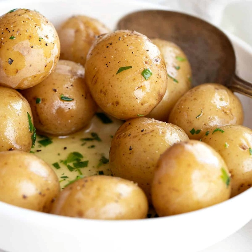 Khoai tây giàu carbohydrate và cung cấp năng lượng nhanh chóng.