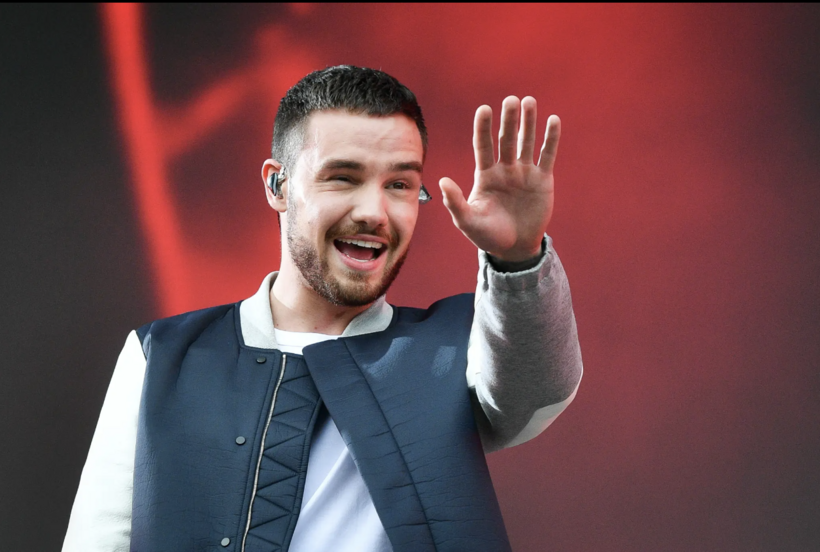 Vài giờ trước khi qua đời Liam đã ngồi phối lại ca khúc yêu thích Fireproof.