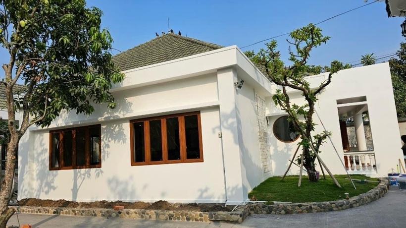 Hiện tại, diễn viên Việt Trinh và con trang đang sống trong ngôi nhà vườn có diện tích 3.000m2 ở Bình Dương, với không gian rất thoáng mát. Được biết, mảnh đất này được cô mua gần 20 năm trước để làm nơi nghỉ ngơi cuối tuần.