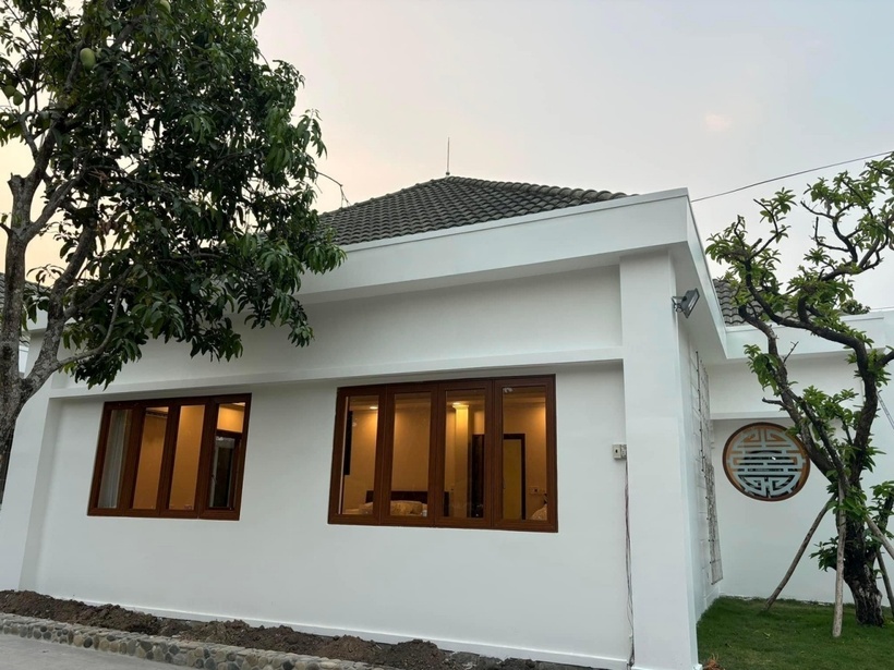 Cách đây không lâu, nữ diễn viên đã sửa lại nhà theo phong cách Nhật Bản, có vườn thiền và khu vườn trồng cây rộng rãi. Trên trang cá nhân, thi thoảng cô chia sẻ hình ảnh về khu vườn tràn ngập cây xanh và hoa thơm.