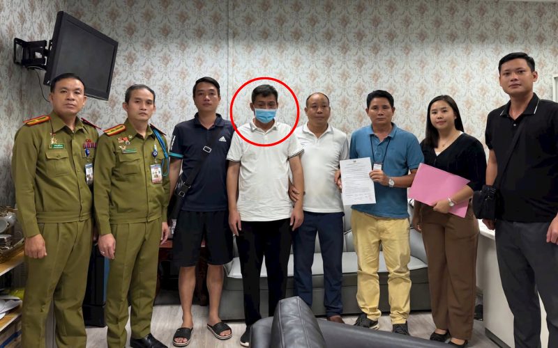 Lực lượng Công an di lý đối tượng từ nước bạn Lào về Thanh Hóa. Ảnh: Công Lý