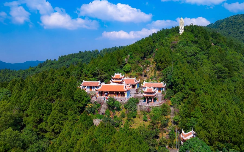 Núi Hồng Lĩnh còn được biết đến với nhiều tên gọi như Ngàn Hống, Rú Hống,… đây là ngọn núi có diện tích lên tới 30 km vuông.